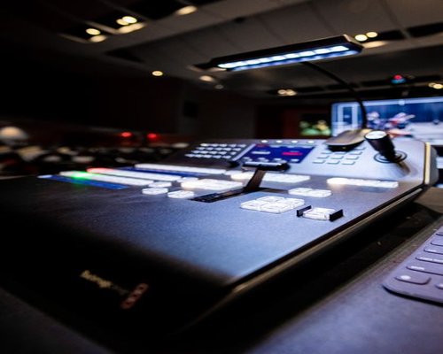 Contemporary console and controller demonstration